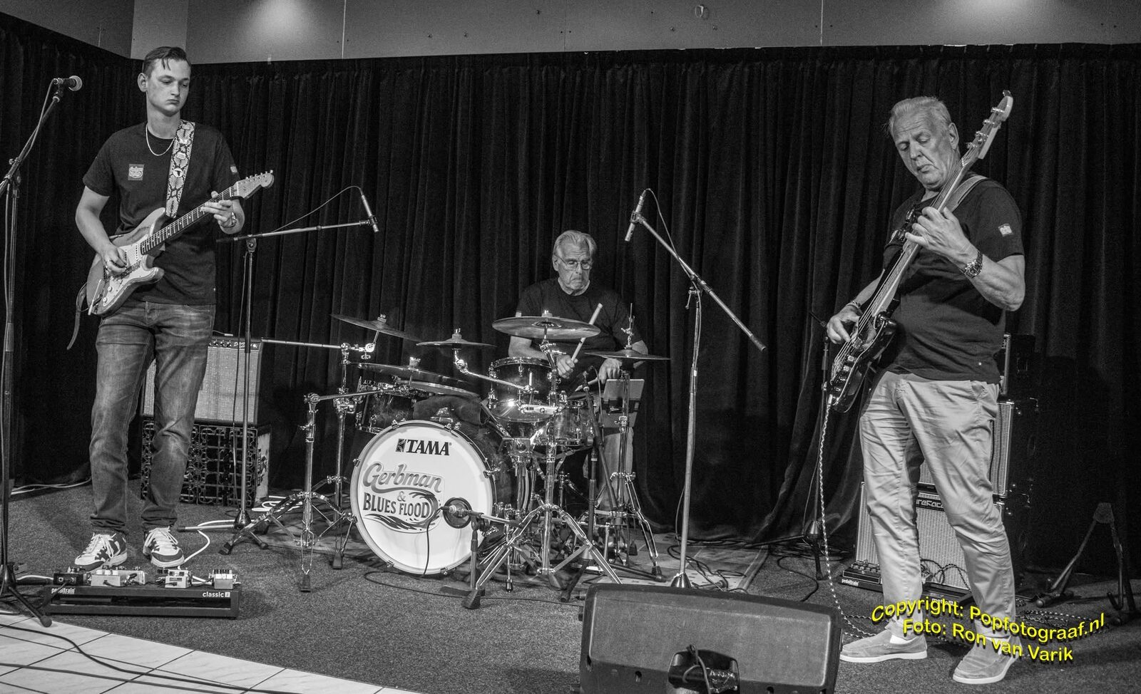 Gerbman & Blues Flood live in the Bluezy studio at RTV Ridderkerk — power trio on stage, photo Ron van Varik