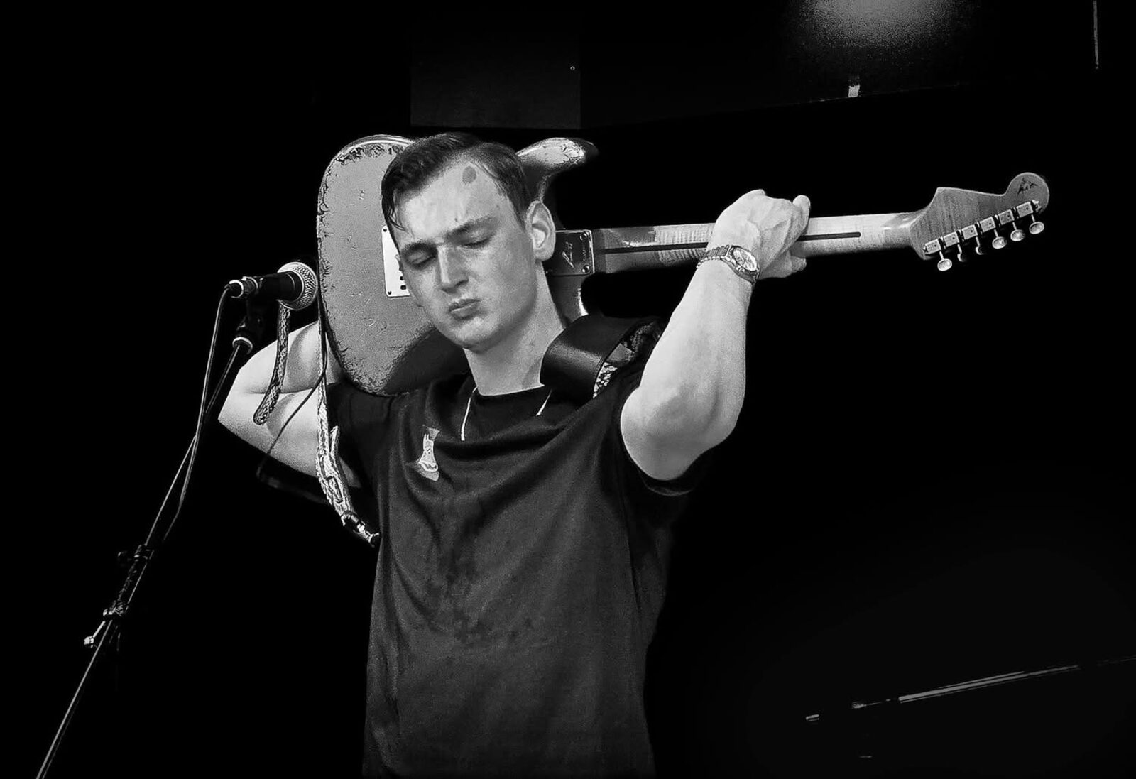 Gerbman playing the Stratocaster behind his neck during the Bluezy broadcast at RTV Ridderkerk