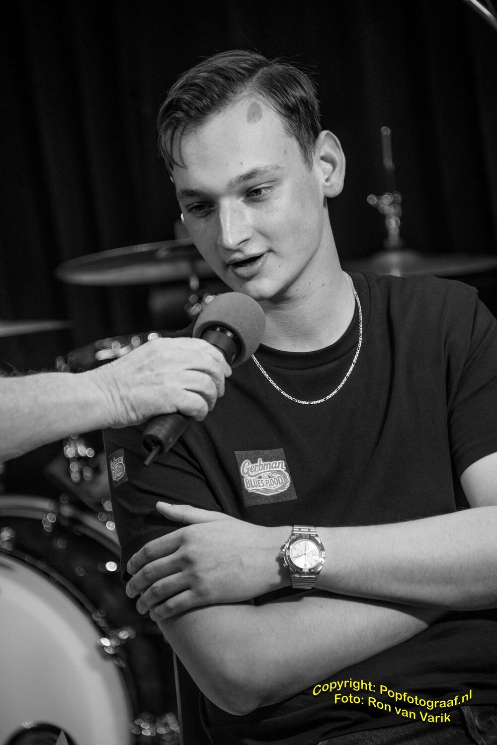 Gerbman answering questions at the microphone during the Bluezy interview at RTV Ridderkerk — photo Ron van Varik