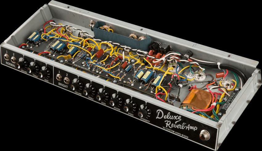 Fender '64 Custom Deluxe Reverb Hand-Wired — hand-wired chassis interior