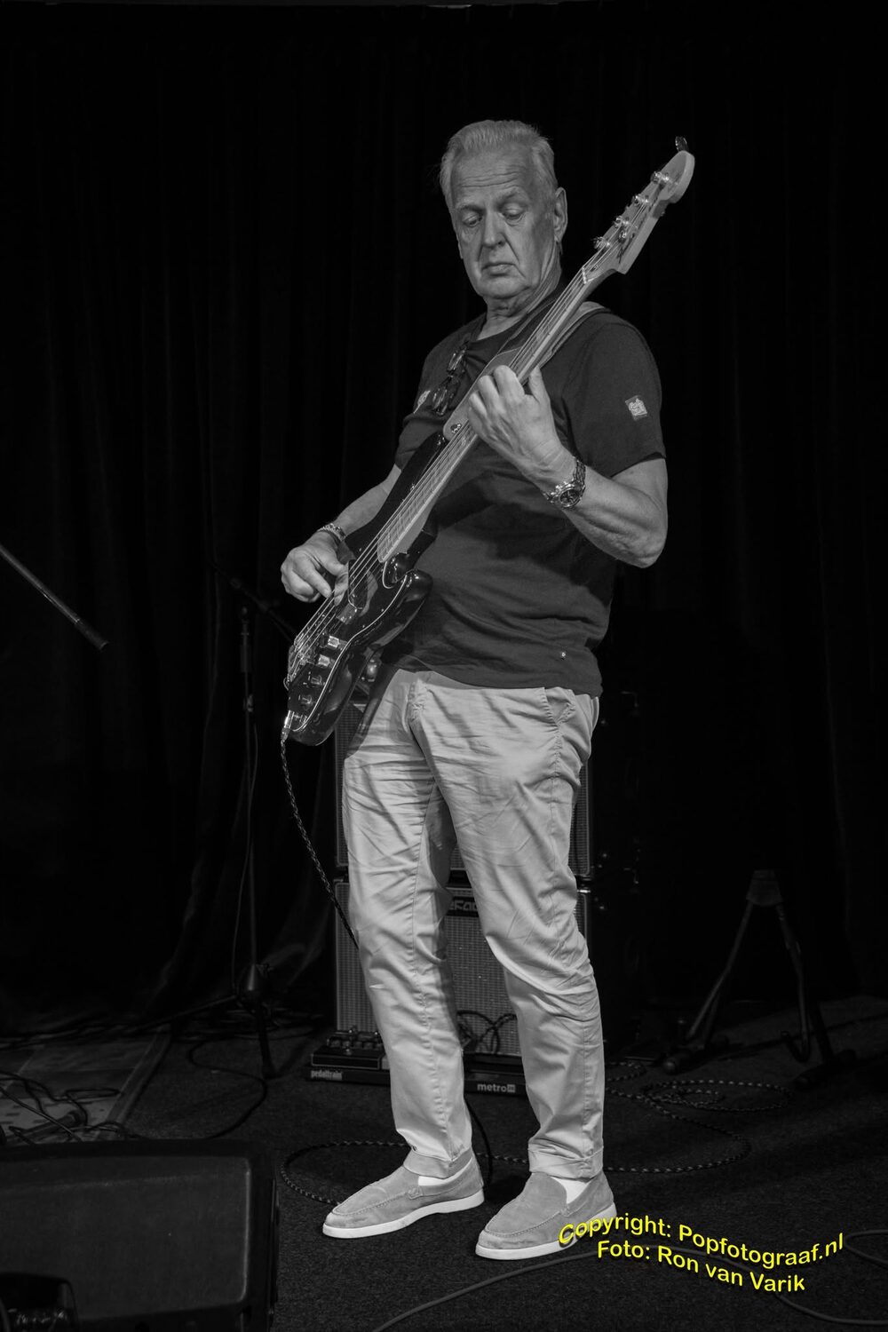 Johan Bravenboer on Fender Jazz Bass in the Bluezy studio at RTV Ridderkerk — photo Ron van Varik