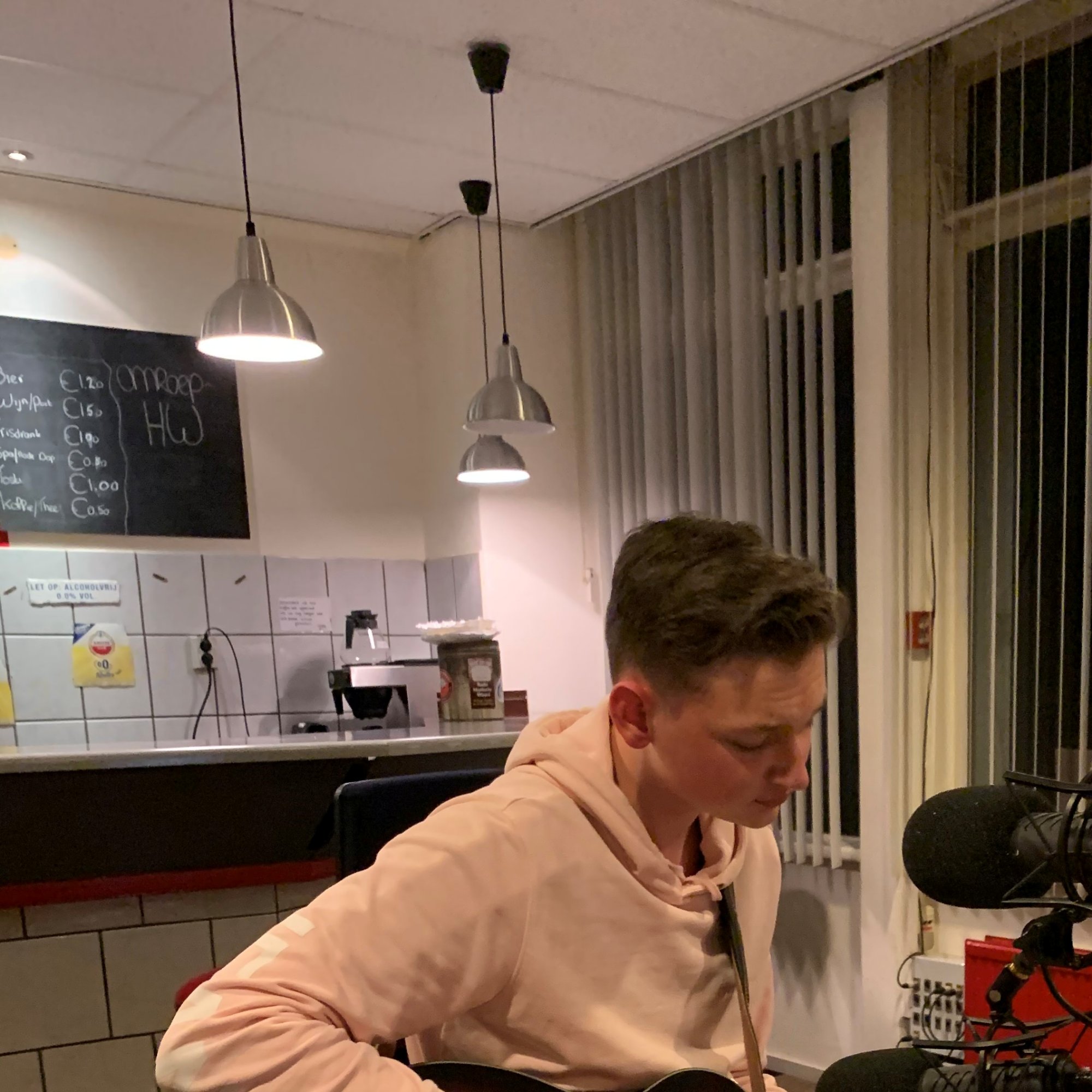 Gerben performing live at Omroep Hoeksche Waard radio studio, February 2020