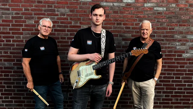 Dick Sol, Gerbman und Johan Bravenboer vor einer Backsteinmauer