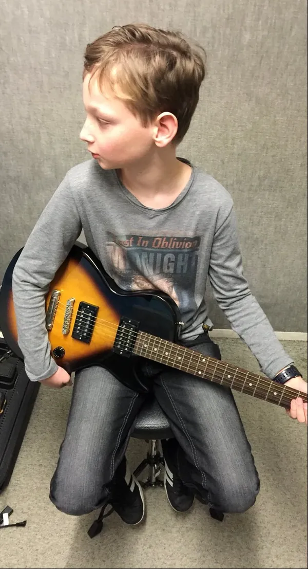El joven Gerbman tocando la guitarra eléctrica en su primera clase, enero de 2015