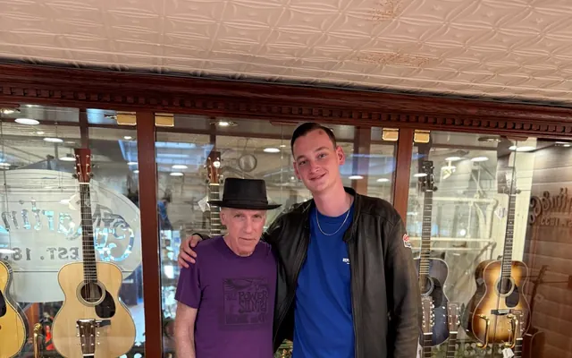 Eine Stunde mit Zeke Schein bei Rudy's Music, New York