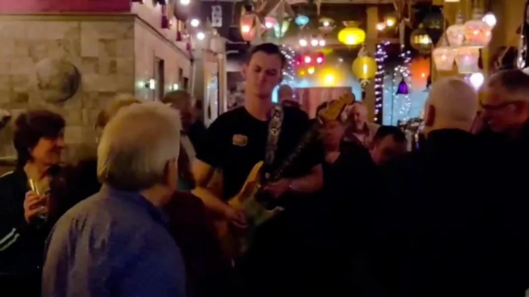 Gerbman & Blues Flood live auf der Bühne: Johan Bravenboer am Bass, Dick Sol am Schlagzeug und Gerbman an der Gitarre