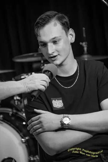 Gerbman beantwortet beim Bluezy-Interview bei RTV Ridderkerk Fragen am Mikrofon — Foto: Ron van Varik