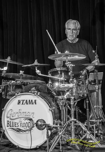 Dick Sol hinter dem Tama-Kit mit dem Logo von Gerbman & Blues Flood, Bluezy-Studio bei RTV Ridderkerk — Foto: Ron van Varik