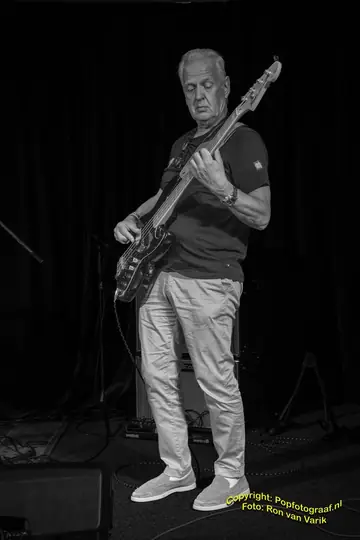 Johan Bravenboer am Fender Jazz Bass im Bluezy-Studio bei RTV Ridderkerk — Foto: Ron van Varik