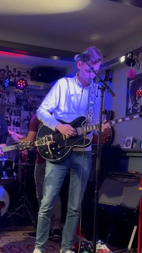 Gerbman playing the black Gibson ES-355 live