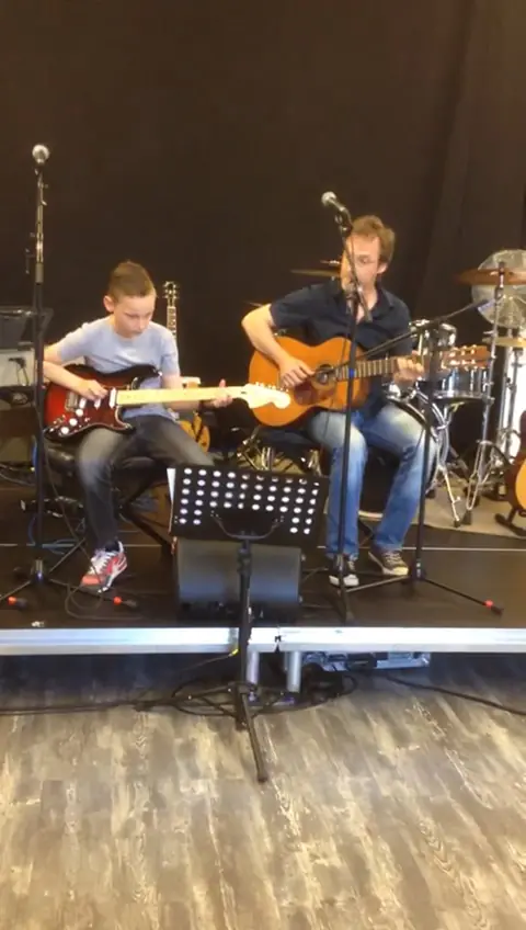 Il giovane Gerbman alla chitarra elettrica durante la sua prima esibizione pubblica nel 2015
