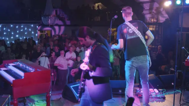 Gerbman spielt I Shot The Sheriff live, von der Bühne aus gesehen, mit dem Publikum im Blick