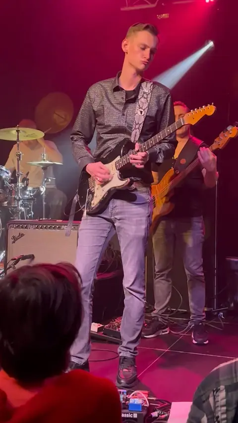Gerbman a la guitarra con la Ruben Hoeke Band en Blues aan de Zaan